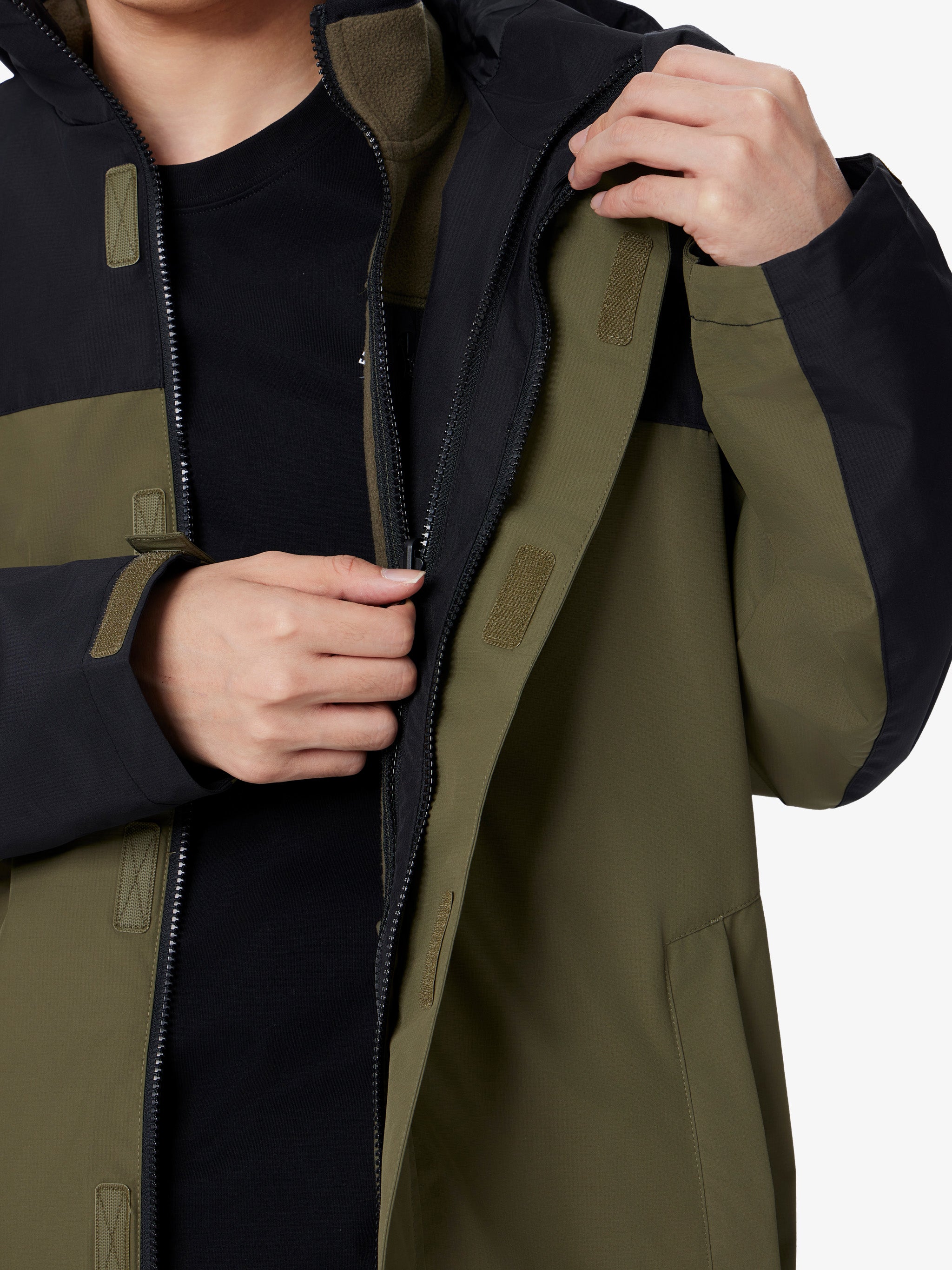 Zipper of Camel Men’s Arctic Sentinel Paneled 3-in-1 Jacket delivering waterproof, breathable, thermal performance.