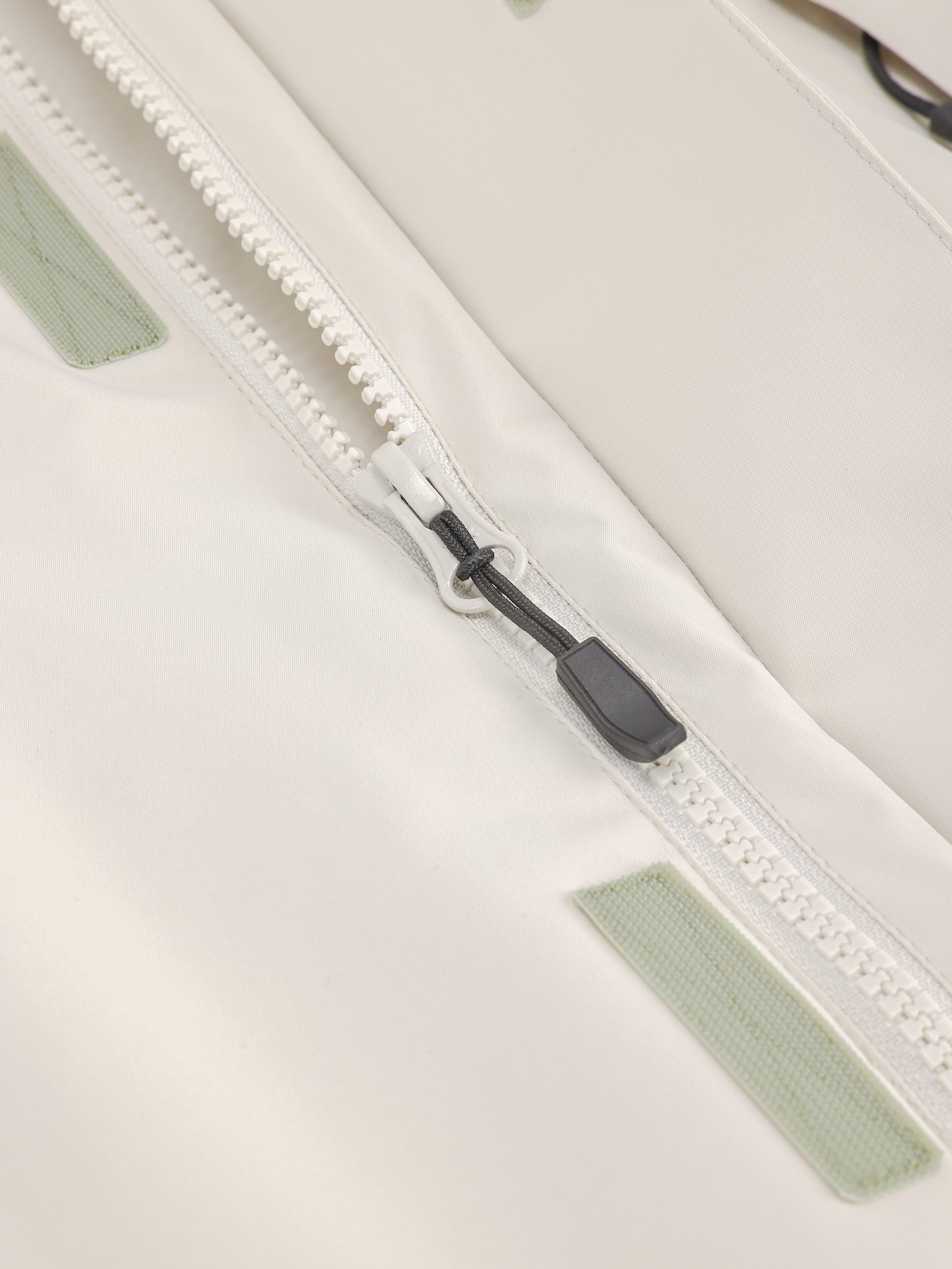 Zipper of Camel Men’s Interstellar Traverse TOPEAK-TEX® Shell Jacket designed for trail and urban use with adjustable fit